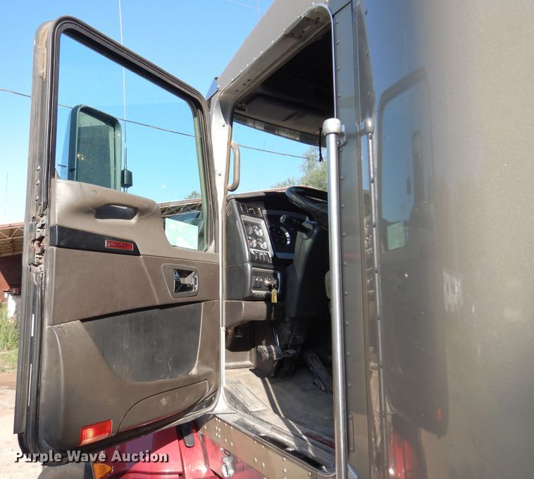 image for item DM5078 2014 Kenworth T660  semi truck