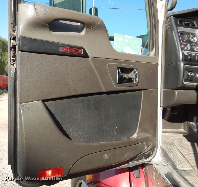 image for item DM5078 2014 Kenworth T660  semi truck