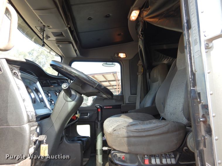 image for item DM5078 2014 Kenworth T660  semi truck