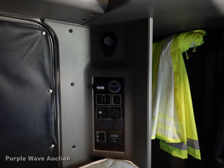 image for item DM5078 2014 Kenworth T660  semi truck