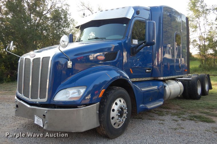 image for item DM5079 2015 Peterbilt 579  semi truck