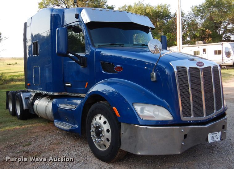 image for item DM5079 2015 Peterbilt 579  semi truck