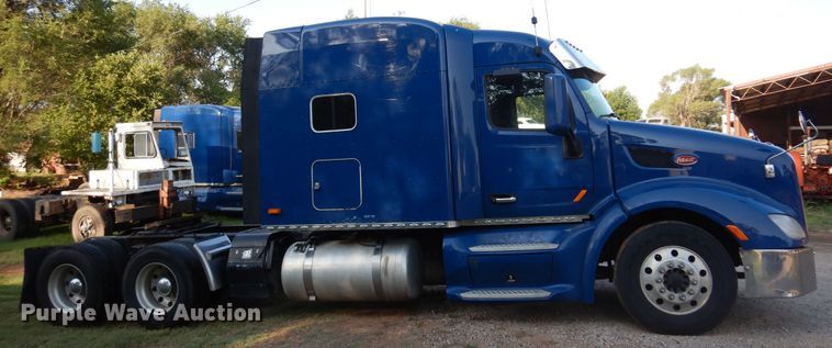 image for item DM5079 2015 Peterbilt 579  semi truck