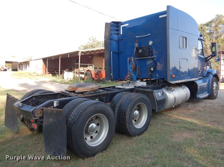image for item DM5079 2015 Peterbilt 579  semi truck