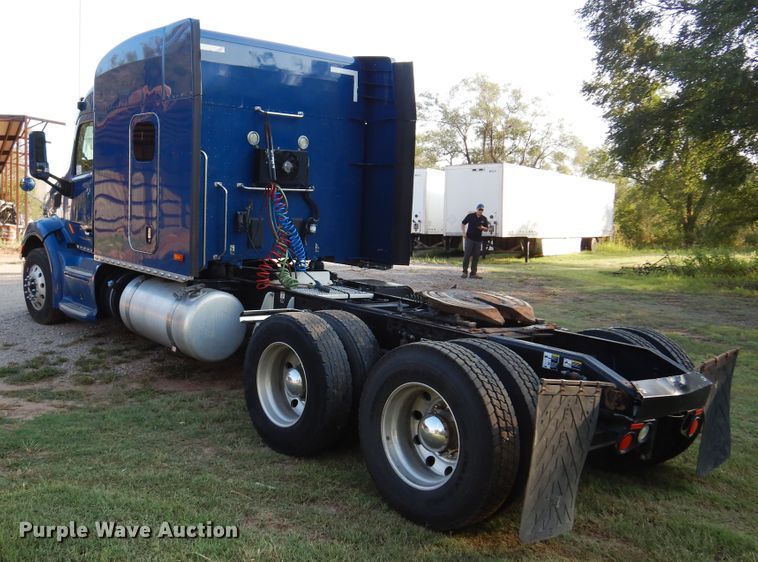 image for item DM5079 2015 Peterbilt 579  semi truck