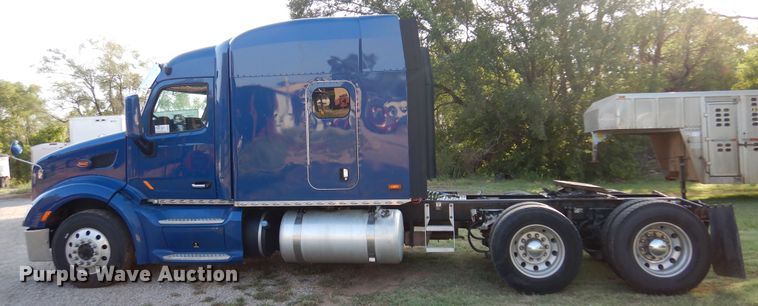 image for item DM5079 2015 Peterbilt 579  semi truck
