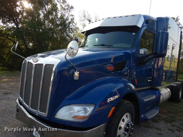 image for item DM5079 2015 Peterbilt 579  semi truck