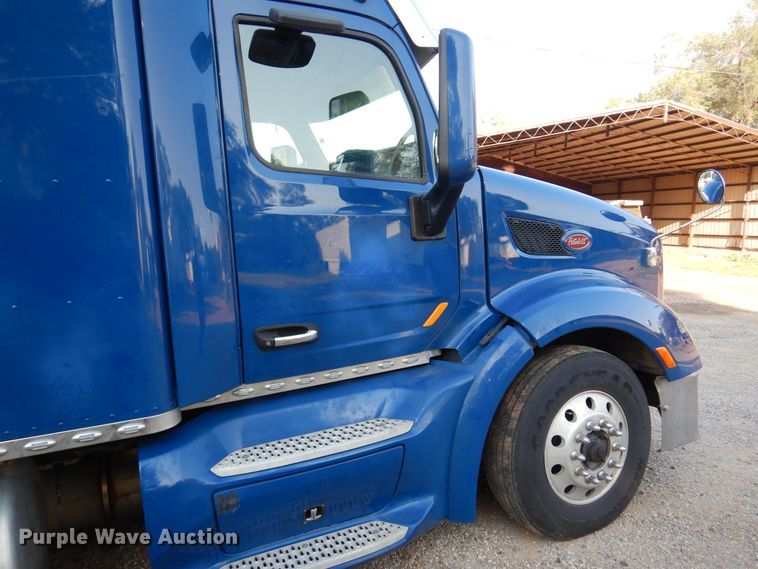 image for item DM5079 2015 Peterbilt 579  semi truck