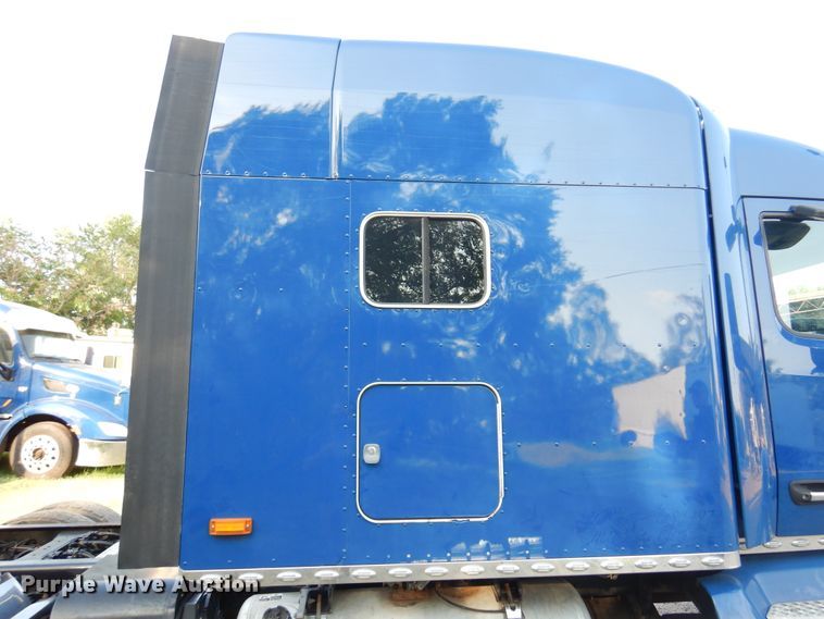 image for item DM5079 2015 Peterbilt 579  semi truck