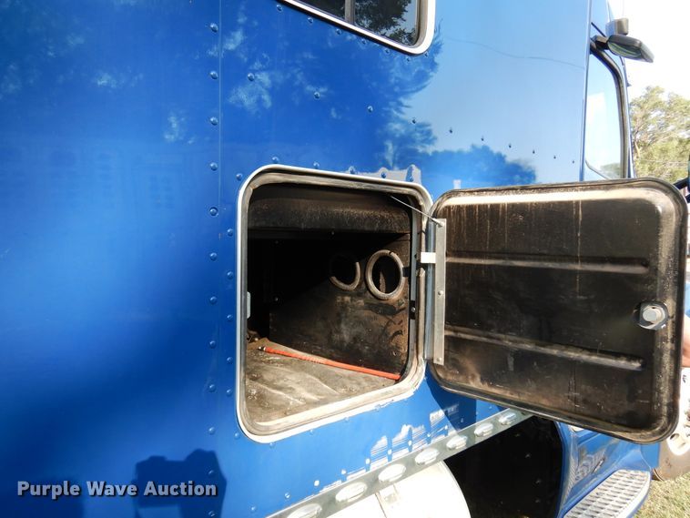 image for item DM5079 2015 Peterbilt 579  semi truck