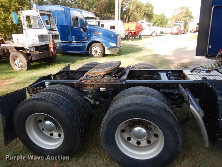 image for item DM5079 2015 Peterbilt 579  semi truck
