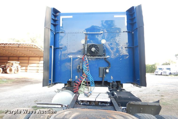 image for item DM5079 2015 Peterbilt 579  semi truck