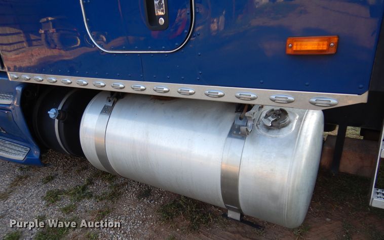 image for item DM5079 2015 Peterbilt 579  semi truck