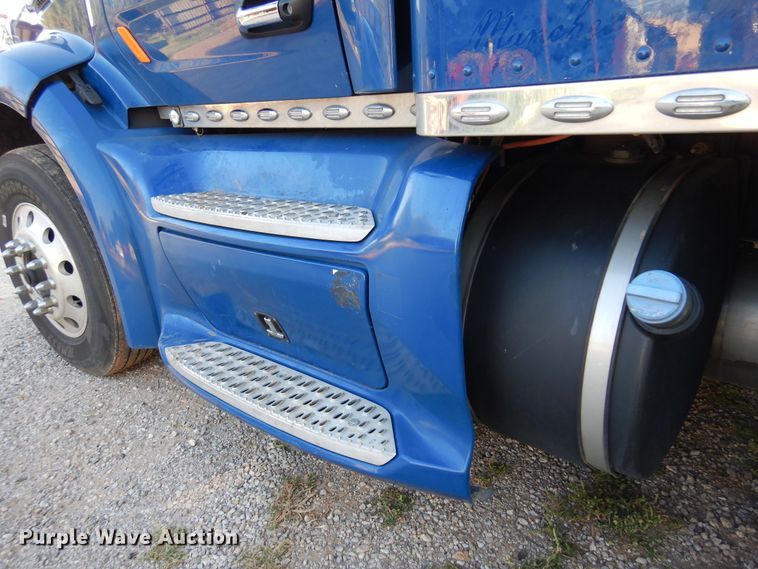 image for item DM5079 2015 Peterbilt 579  semi truck
