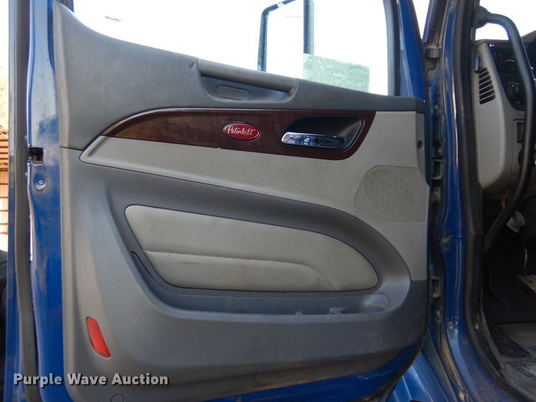 image for item DM5079 2015 Peterbilt 579  semi truck