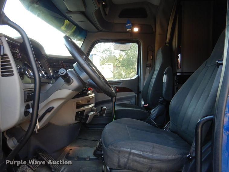 image for item DM5079 2015 Peterbilt 579  semi truck