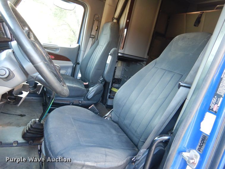 image for item DM5079 2015 Peterbilt 579  semi truck