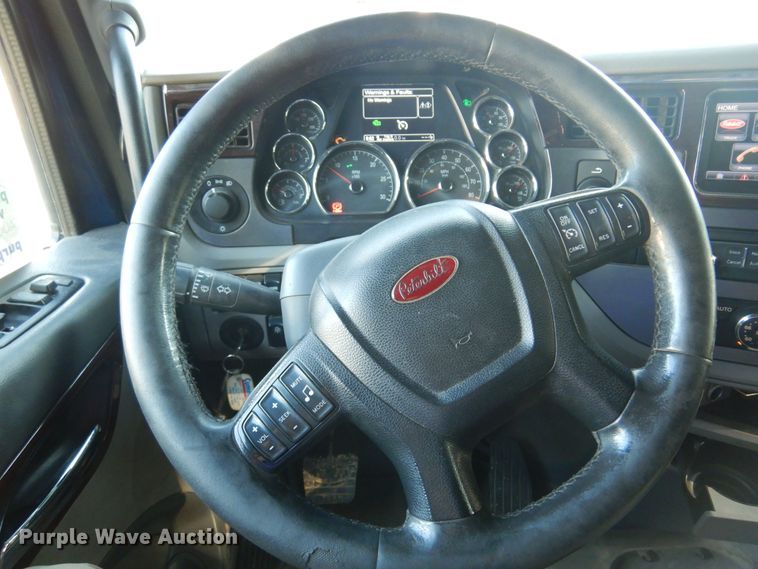 image for item DM5079 2015 Peterbilt 579  semi truck
