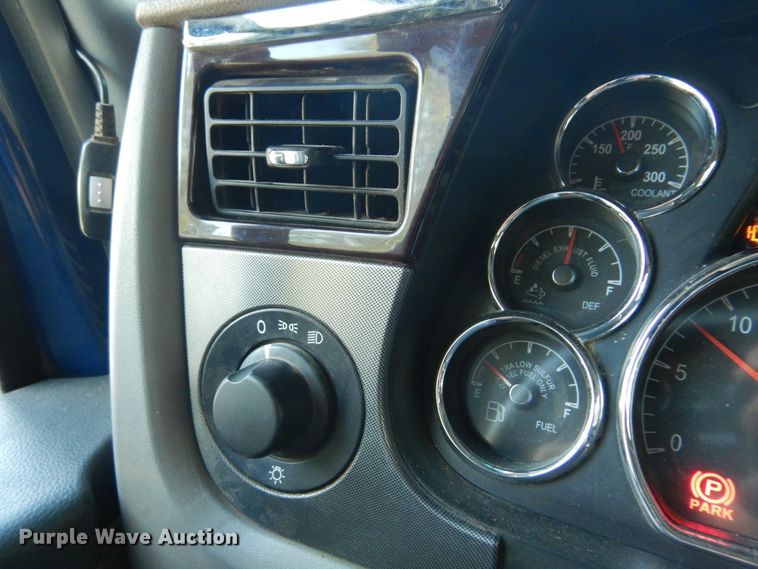 image for item DM5079 2015 Peterbilt 579  semi truck