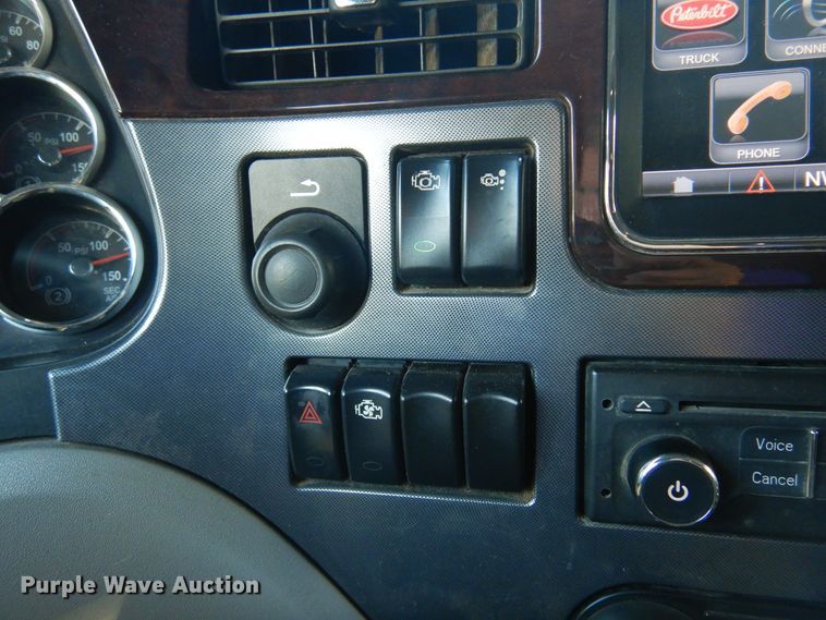 image for item DM5079 2015 Peterbilt 579  semi truck