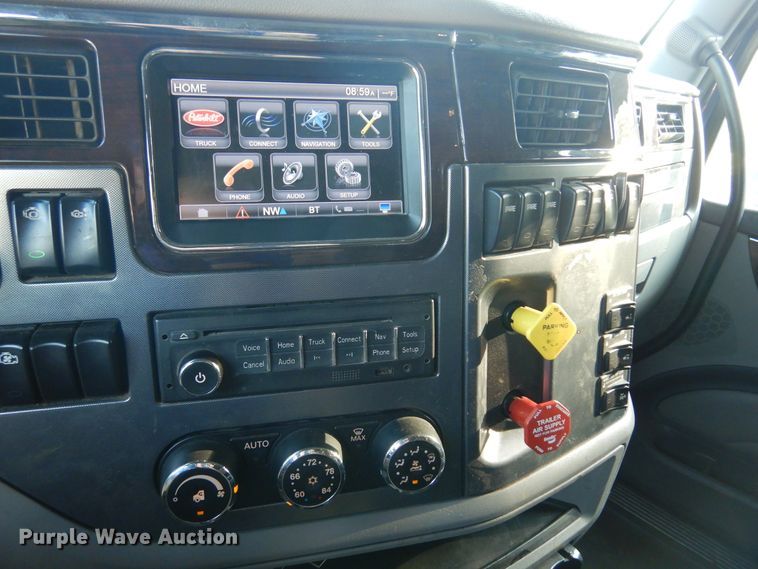 image for item DM5079 2015 Peterbilt 579  semi truck