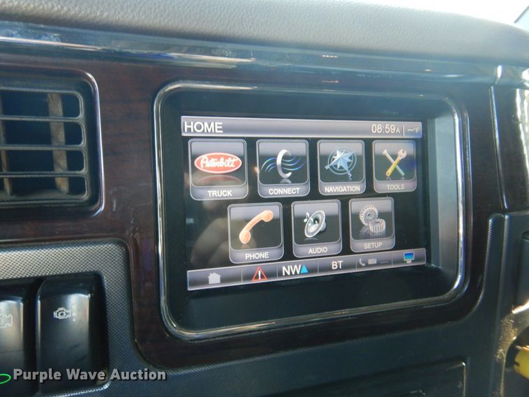 image for item DM5079 2015 Peterbilt 579  semi truck