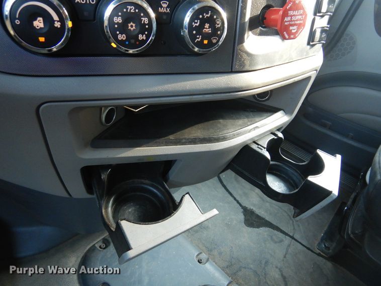 image for item DM5079 2015 Peterbilt 579  semi truck