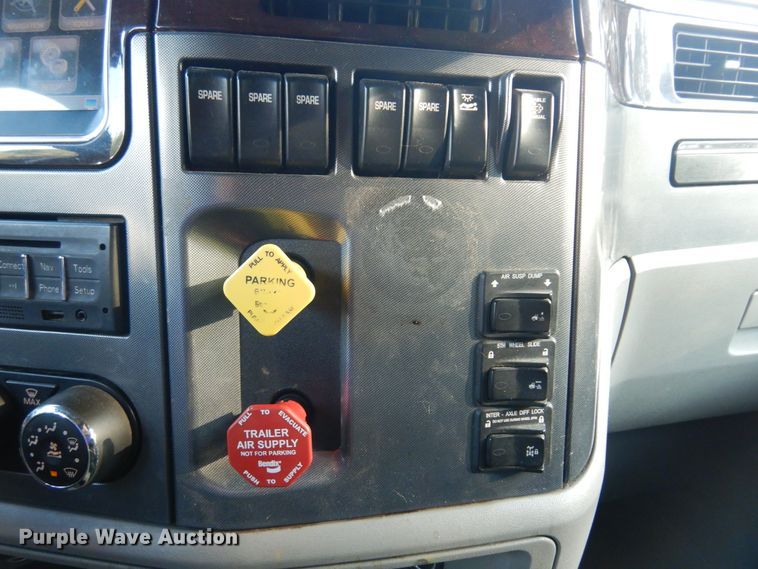 image for item DM5079 2015 Peterbilt 579  semi truck