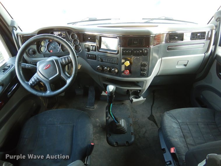 image for item DM5079 2015 Peterbilt 579  semi truck