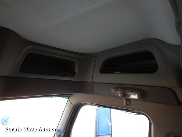 image for item DM5079 2015 Peterbilt 579  semi truck