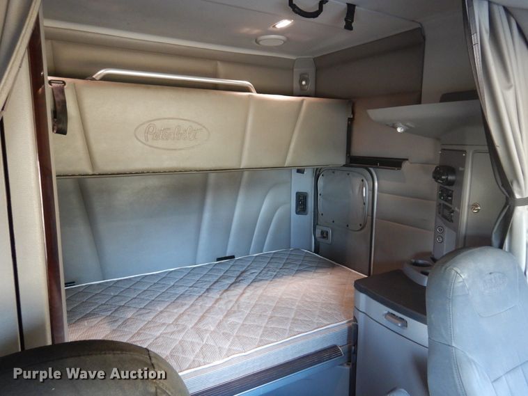 image for item DM5079 2015 Peterbilt 579  semi truck