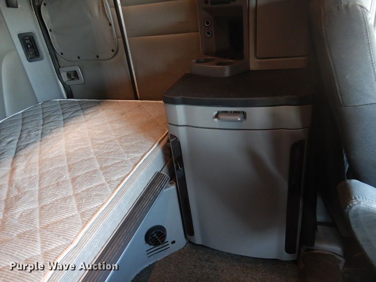 image for item DM5079 2015 Peterbilt 579  semi truck