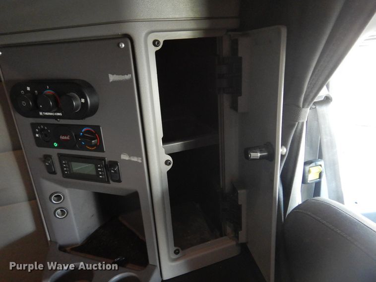 image for item DM5079 2015 Peterbilt 579  semi truck