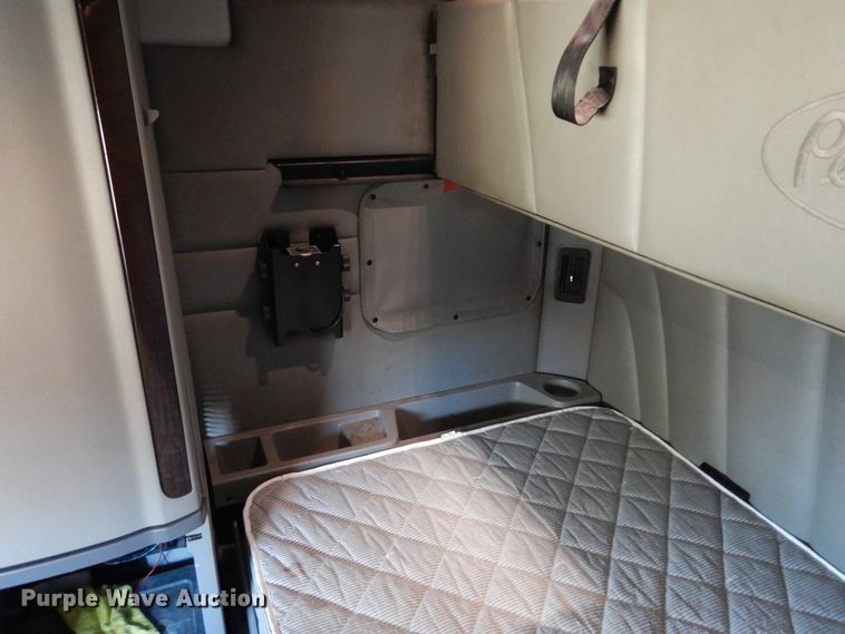 image for item DM5079 2015 Peterbilt 579  semi truck