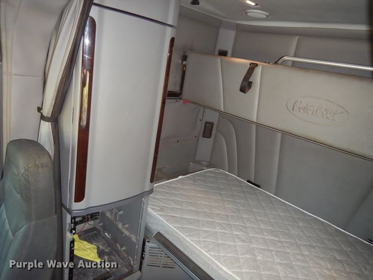 image for item DM5079 2015 Peterbilt 579  semi truck