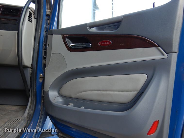 image for item DM5079 2015 Peterbilt 579  semi truck