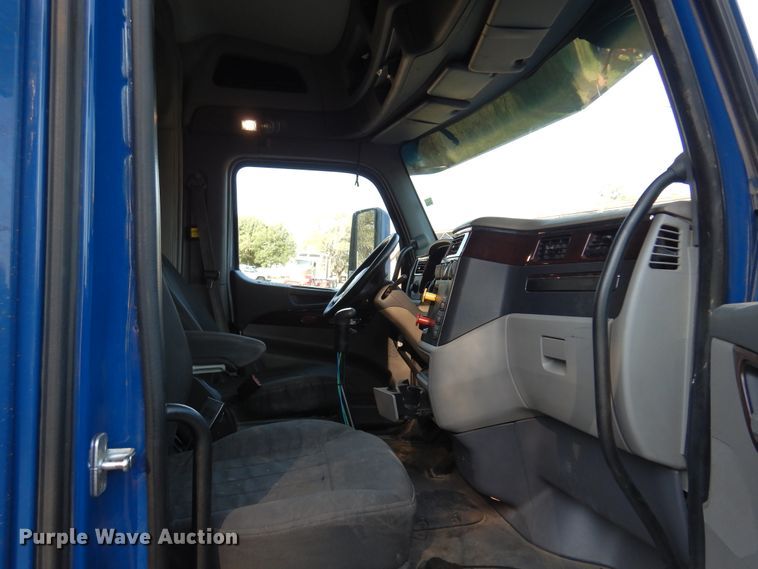 image for item DM5079 2015 Peterbilt 579  semi truck