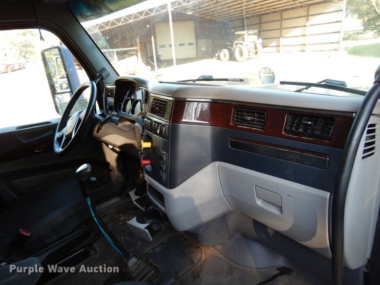 image for item DM5079 2015 Peterbilt 579  semi truck