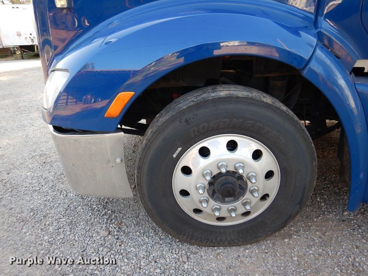 image for item DM5079 2015 Peterbilt 579  semi truck