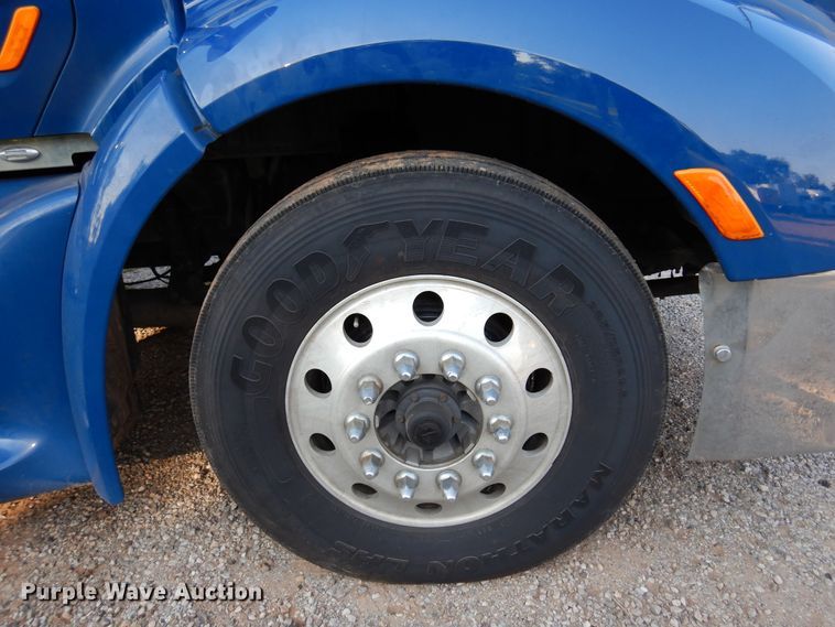 image for item DM5079 2015 Peterbilt 579  semi truck