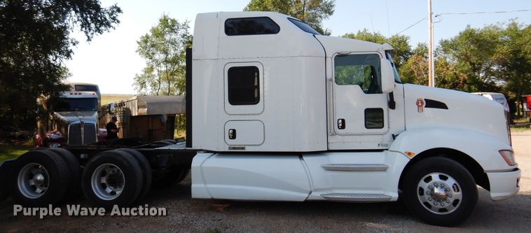image for item DM5080 2012 Kenworth T660  semi truck