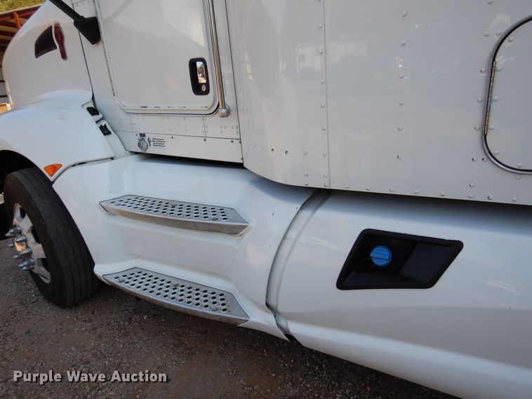 image for item DM5080 2012 Kenworth T660  semi truck