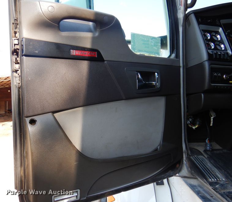 image for item DM5080 2012 Kenworth T660  semi truck