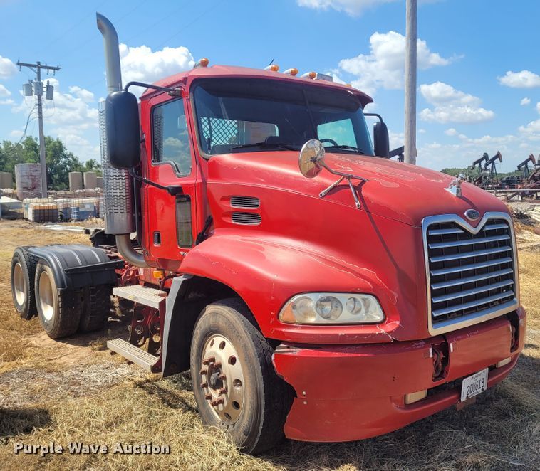 image for item FC9039 2004 Mack CX613 Vision  semi truck