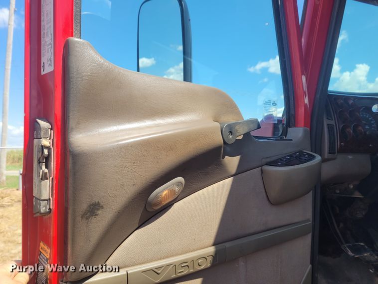 image for item FC9039 2004 Mack CX613 Vision  semi truck