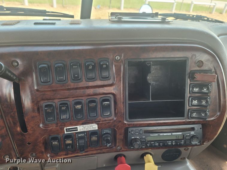 image for item FC9039 2004 Mack CX613 Vision  semi truck