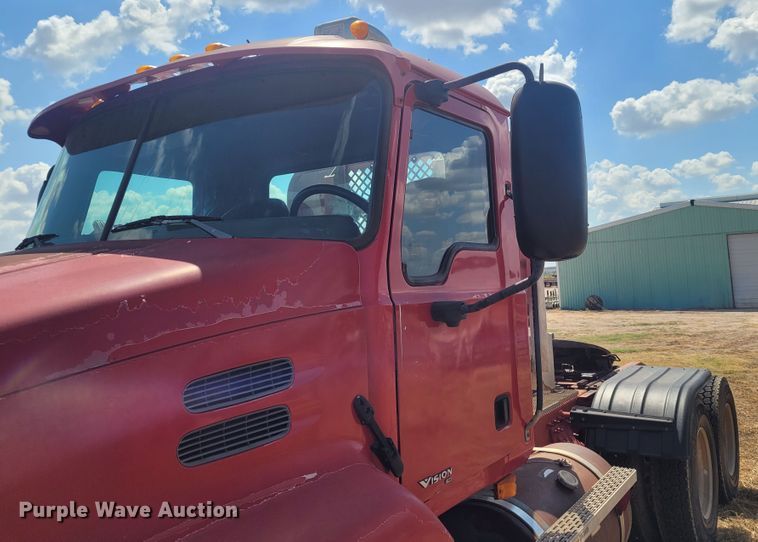 image for item FC9039 2004 Mack CX613 Vision  semi truck