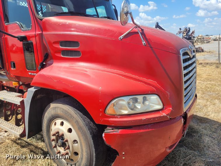 image for item FC9039 2004 Mack CX613 Vision  semi truck