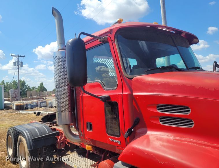 image for item FC9039 2004 Mack CX613 Vision  semi truck