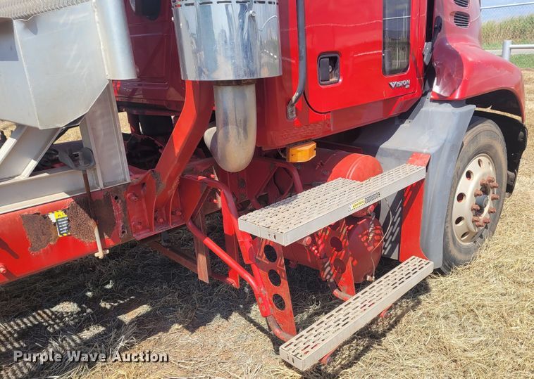 image for item FC9039 2004 Mack CX613 Vision  semi truck